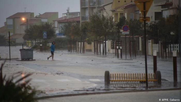 Χείμαρροι οι δρόμοι σε Ισπανία και νότια Γαλλία: «Πνίγηκαν» από τις βροχοπτώσεις-Βίντεο